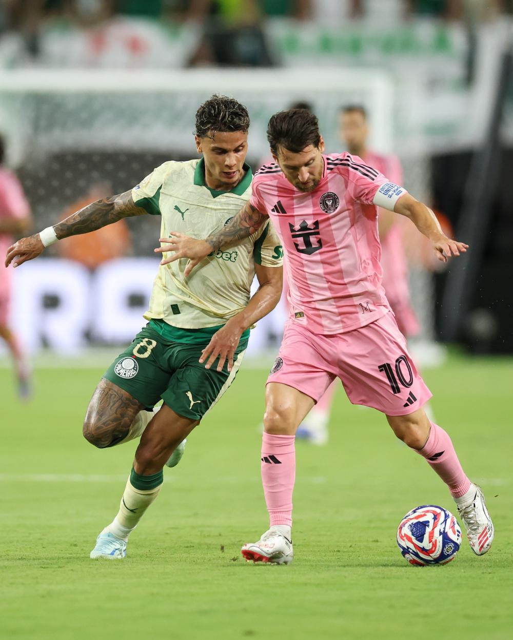 db体育官网-关键时刻欧联焦点战，巴黎圣日耳曼内部沟通，质疑声仍在，身体对抗强度拉满